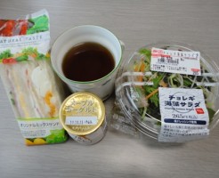 朝ごはん　コンビニ　サンドイッチ　サラダ　ヨーグルト