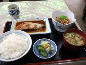 食事制限ダイエット　定食屋　煮魚