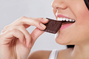 カカオ70％　チョコレート　食べるタイミング　食べる量